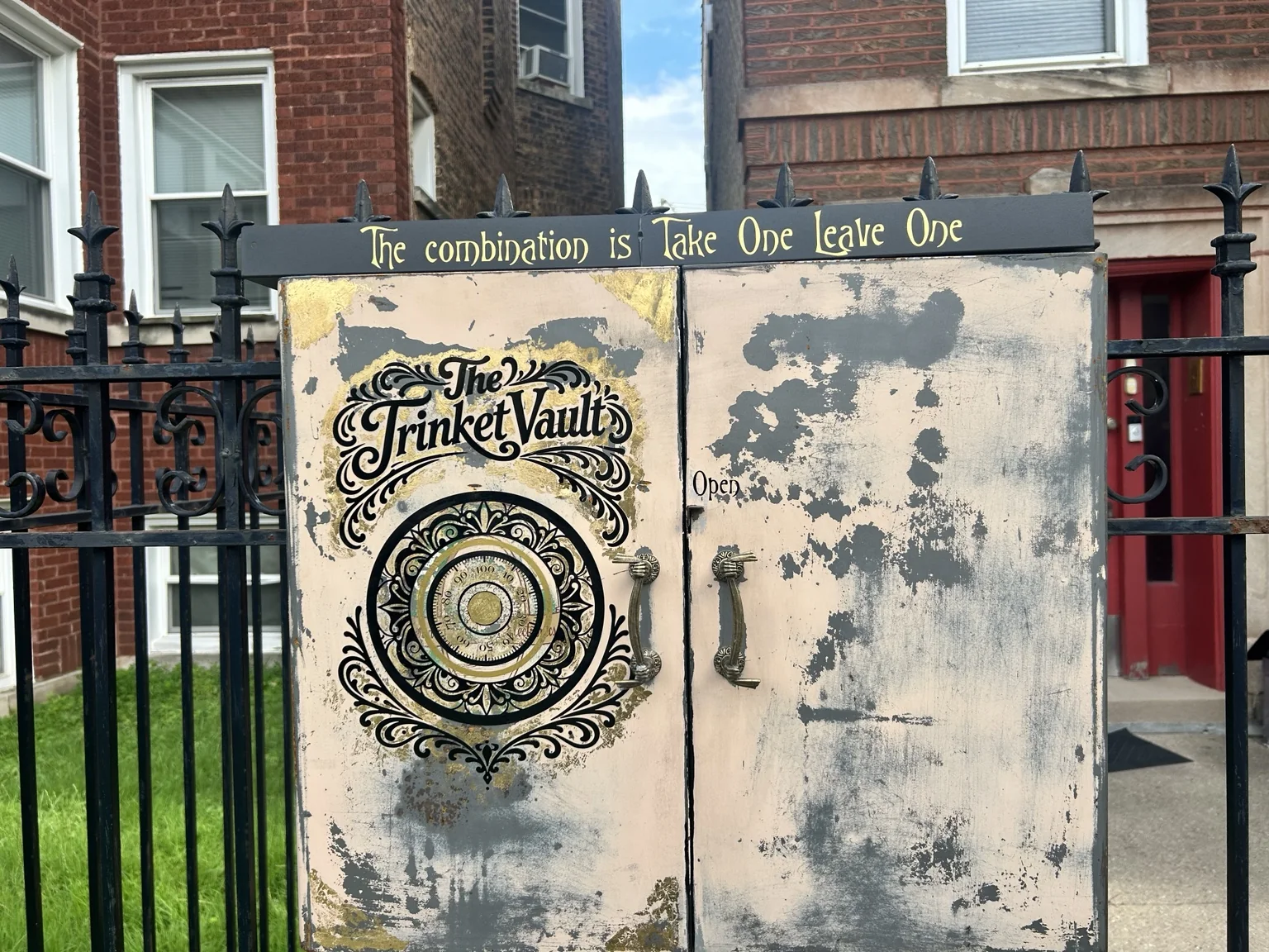 The Trinket Vault closed on the front gate